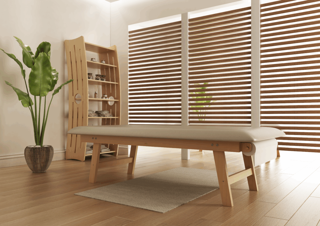 Lettino Bobath in legno massello con cuscineria beige, realizzato artigianalmente da MG Legno Arredo, ideale per fisioterapia e trattamenti olistici.