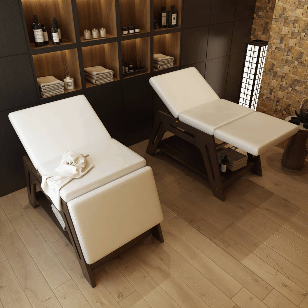 Due lettini Tria in legno color noce visti dall’alto, uno con pediera alzata come lettino e l’altro con pediera abbassata come seduta, design MG Legno Arredo